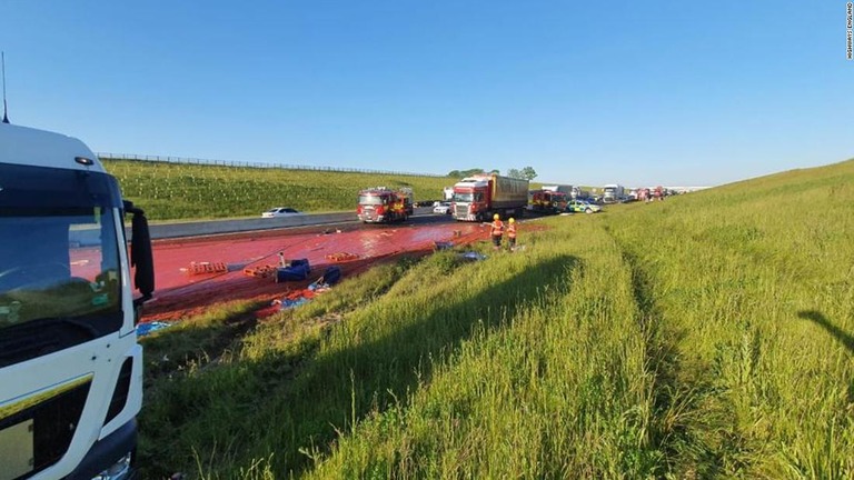 事故を起こしたトラックから積み荷のトマトピューレが流れだし、道路が一面真っ赤に/Highways England