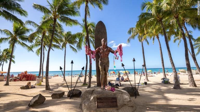 ６位：ハワイ州で最も多くの人が訪れる島、オアフ島にある「デュークカハナモク・ビーチ」/Shutterstock