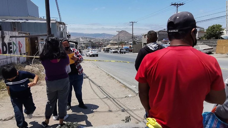 人体の一部が見つかった投票ブースのある区域を警戒する当局者＝６日、メキシコ・バハカリフォルニア州/Joebeth Terriquez/EPA-EFE/Shutterstock