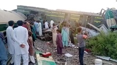 パキスタン南部で列車衝突、３０人死亡　救助続く