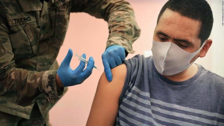 ワクチン接種者はたとえ新型コロナに感染しても軽い症状ですむという。/Chip Somodevilla/Getty Images