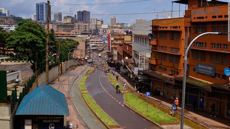 感染対策の結果、人影がまばらとなったウガンダ首都カンパラの街路/Abubaker Lubowa/Anadolu Agency/Getty Images