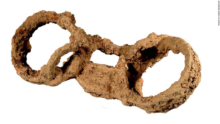人骨の足首にはめられていた鉄の足かせ/Museum of London Archeology