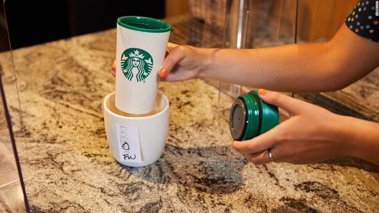 持ち込みの容器は店が用意するセラミック製のマグカップのなかに入れる/Starbucks