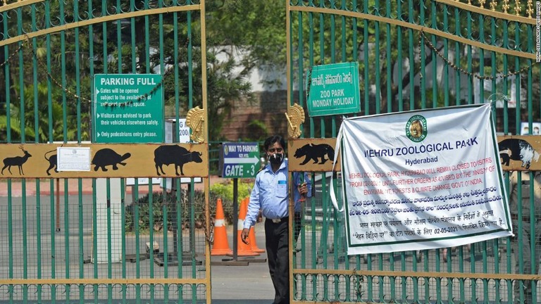 ゲートを閉める印ハイデラバードの動物園の職員/Noah Seelam/AFP/Getty Images
