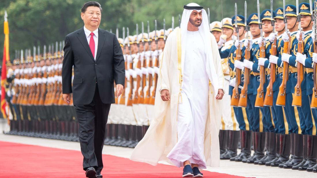 UAE・アブダビ首長国のムハンマド・ビン・ザーイド・アール・ナヒヤーン皇太子の歓迎式典を行う中国の習近平国家主席=19年7月22日/Zhai Jianlan/Xinhua/Getty Images