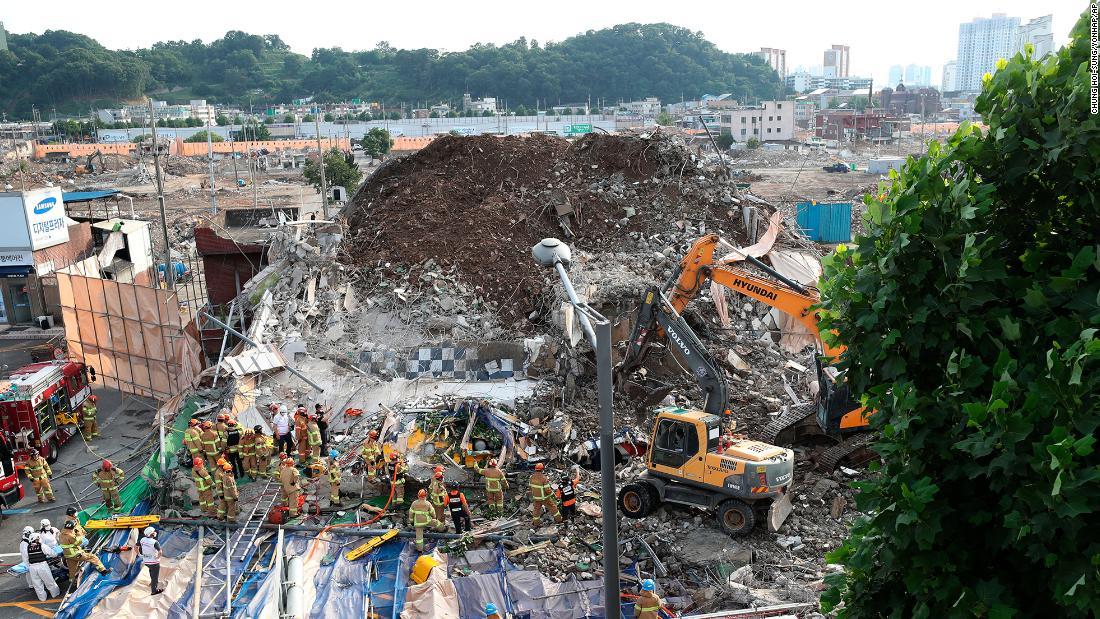 がれきの中の生存者を探す救急隊＝９日、韓国・光州市/Chung Hoi-sung/Yonhap/AP