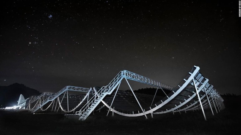 カナダ・ブリティッシュコロンビア州にあるＣＨＩＭＥ望遠鏡が５００回以上の「高速電波バースト（ＦＲＢ）」を観測した/Courtesy of CHIME