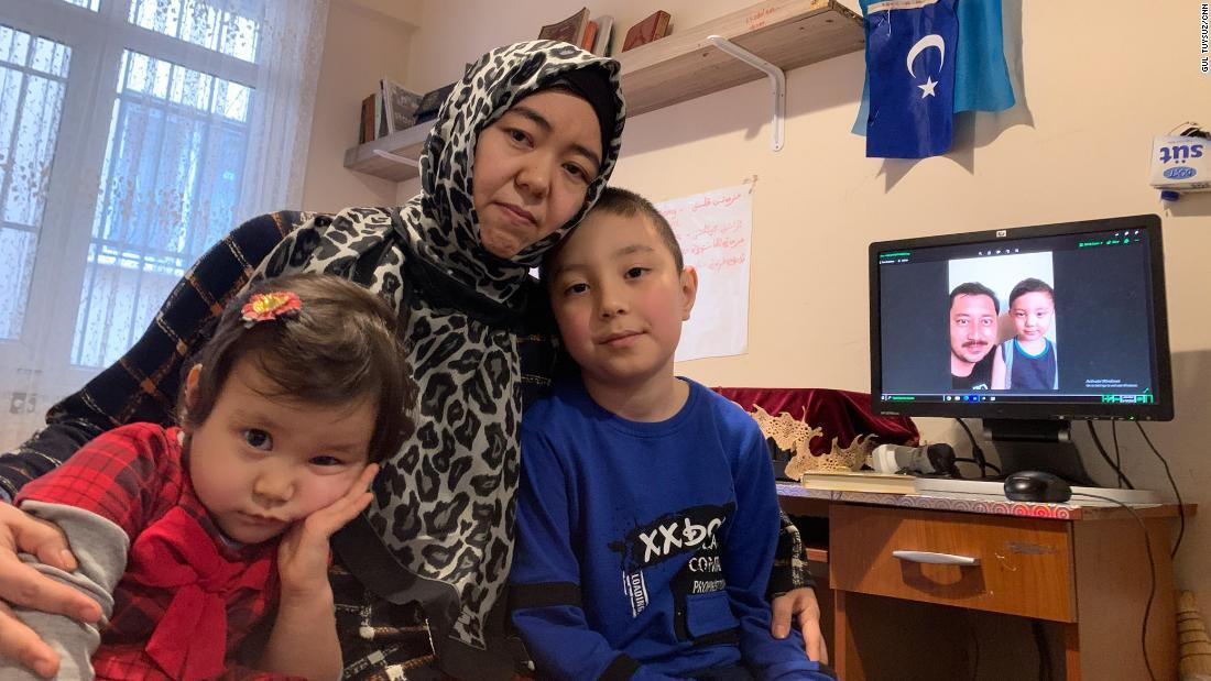 アマニサ・アブドラさんの娘のアミナちゃん（３、写真左）と息子のムサ君（８）。アミナちゃんはトルコで生まれ、父親に会ったことがない/Gul Tuysuz/CNN