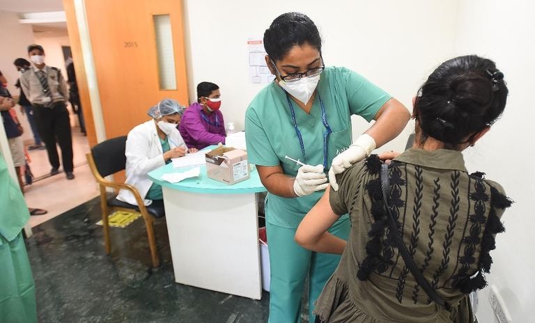 印デリーの病院で新型コロナウイルスワクチンの接種を行う医療従事者/Raj K Raj/ Hindustan Times/Getty Images