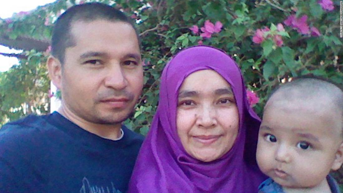 マリアム・ムハンマドさん（中央）と子ども、夫のムフタル・ロジさん。夫はエジプトでのウイグル族の取り締まりで姿を消した/Courtesy Maryam Muhammad