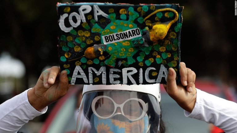コパ・アメリカのブラジルでの開催に関して抗議する人/Eraldo Peres/AP
