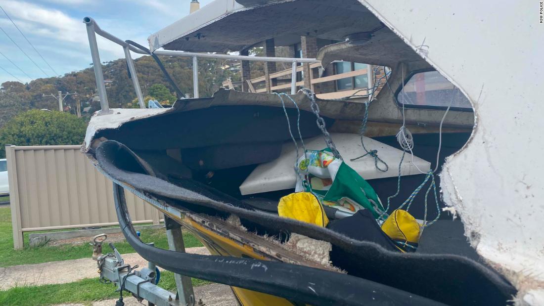 ボートは衝突によって激しく損傷したとみられる/NSW Police