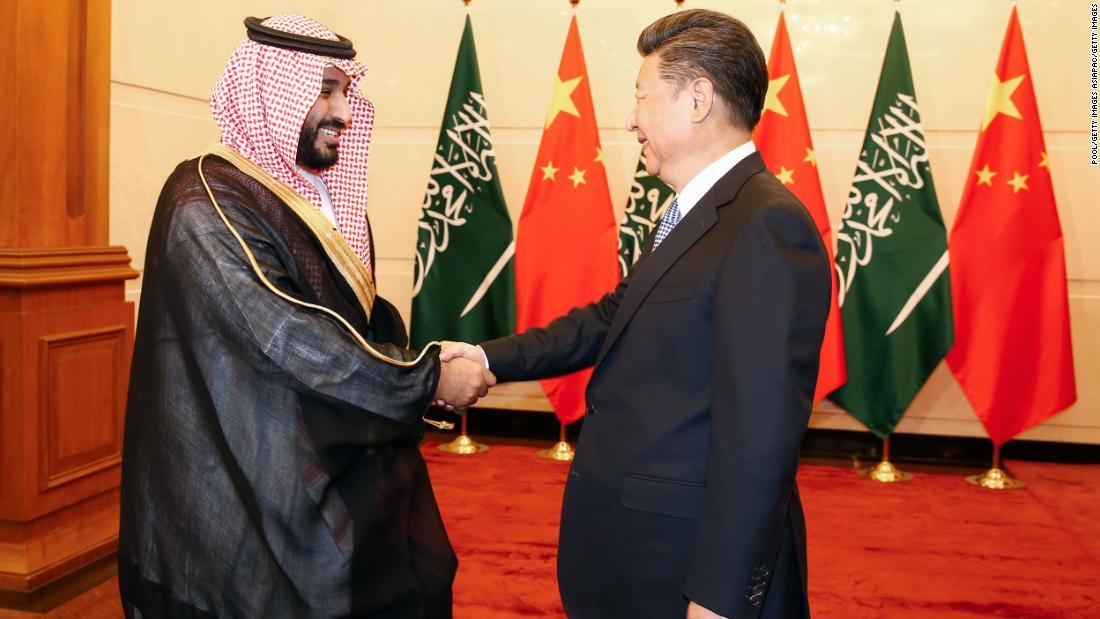 サウジのムハンマド・ビン・サルマン副皇太子(当時)と習近平国家主席が握手を交わす=16年8月31日、北京の釣魚台国賓館/Pool/Getty Images AsiaPac/Getty Images