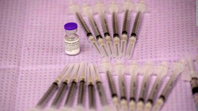 ファイザーの新型コロナワクチン。米国が接種５億回分を購入して世界に寄付すると発表/Patrick T. Fallon/AFP/Getty Images