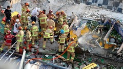 解体中のビル倒壊でバスが下敷きに、３４人死傷　韓国