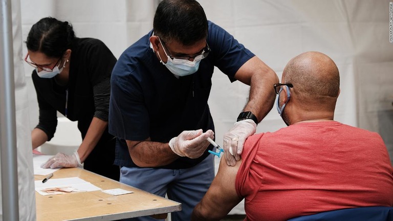新型コロナワクチンの接種を受ける人＝５月１２日、米ニューヨーク市/Spencer Platt/Getty Images 