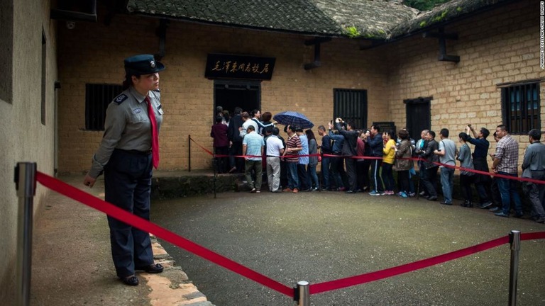 湖南省韶山郷にある毛沢東の生家の前で列を作る観光客/JOHANNES EISELE/AFP/Getty Images