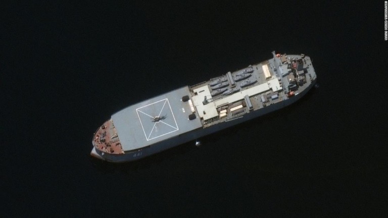 衛星画像でとらえた後方支援艦。小型の高速ボート７隻を積んでいるとみられる/©2021 Maxar Technologies