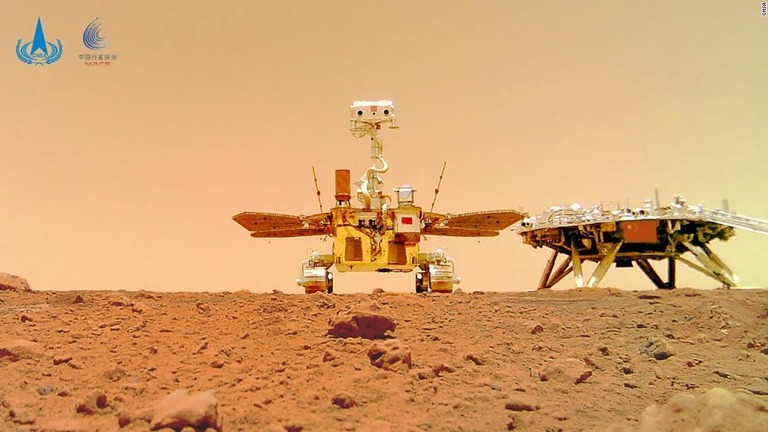 火星の表面を探索する探査車「祝融」（中央）/CNSA