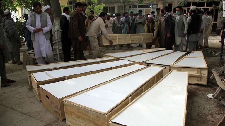 アフガン北部で起きたＩＳＩＳ系組織による攻撃の犠牲者の棺が並べられている/Mehrab Ibrahimi/AP
