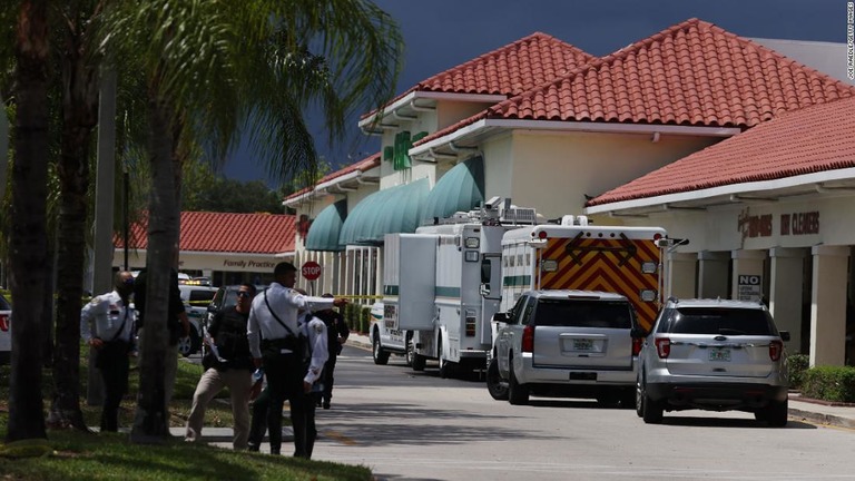 米フロリダ州のスーパーマーケットで銃撃があり、１歳の男の子と祖母が死亡した/Joe Raedle/Getty Images