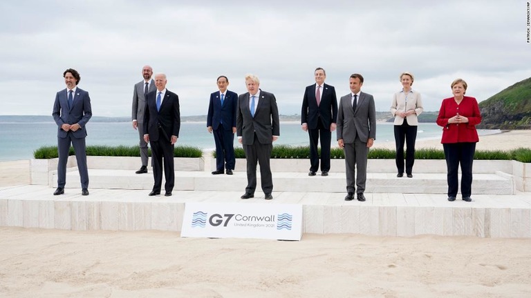 Ｇ７サミットに出席した首脳が記念撮影＝６月１１日/Patrick Semansky/AP