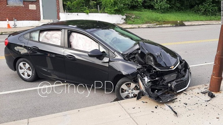 警察によれば、運転手は開けた窓から入ってきたセミが顔に当たったため事故が起きたと説明している/Cincinnati Police Department