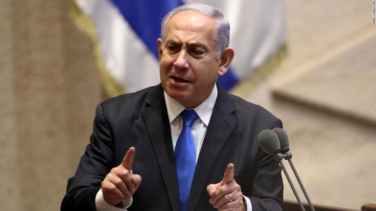 イスラエルで連立政権が発足し、通算で１５年にわたって首相を務めたベンヤミン・ネタニヤフ氏が退陣した/Ariel Schalit/AP