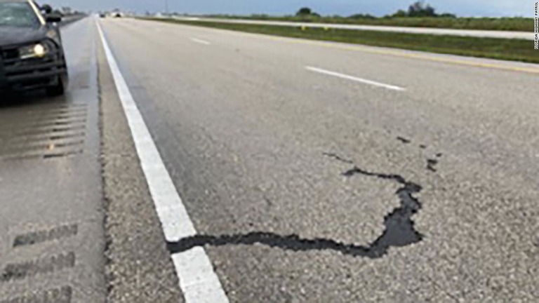 落雷で道路の舗装にできた亀裂/Florida Highway Patrol