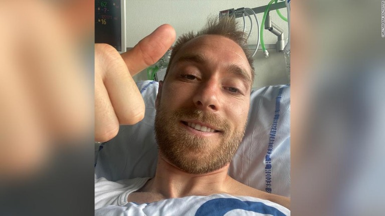 入院先の病院で笑顔をみせるクリスティアン・エリクセン選手/Christian Eriksen/Twitter