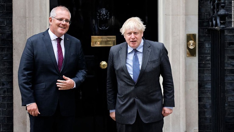 英国のジョンソン首相（右）と豪州のモリソン首相/Tolga Akmen/AFP/Getty Images