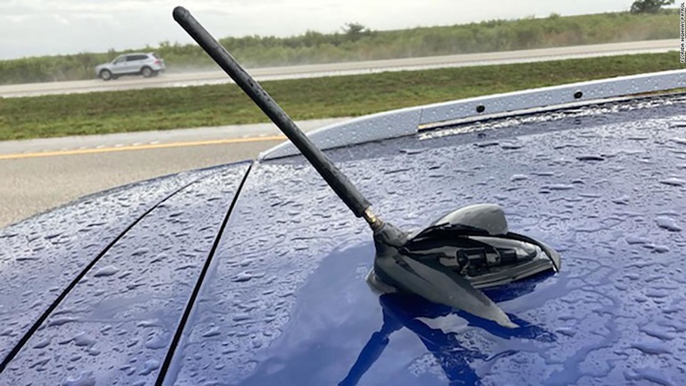 雷に打たれ、損傷したルーフアンテナ/Florida Highway Patrol