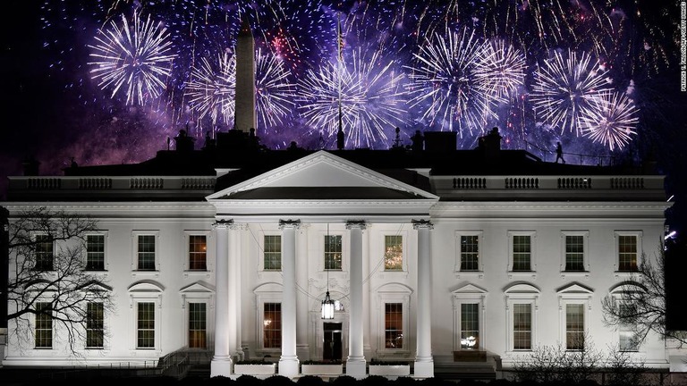 バイデン氏の大統領就任式では米ホワイトハウスの上空に花火が打ち上げられた＝２０２１年１月２０日/Patrick T. Fallon/AFP/Getty Images