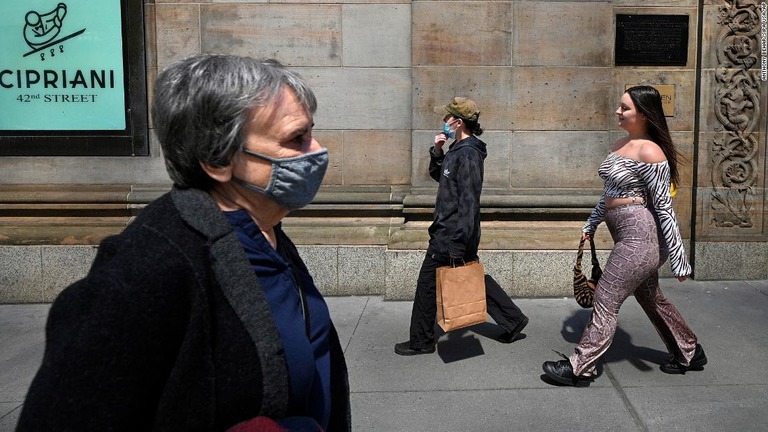 マスク着用の義務付けが緩和され、マスクをしている人やしていない人が見られるようになった＝米ニューヨーク市の４２番街/Anthony Behar/Sipa USA/AP