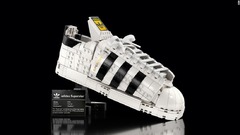 アディダスのスニーカーがレゴに、靴ひもと箱もセットで