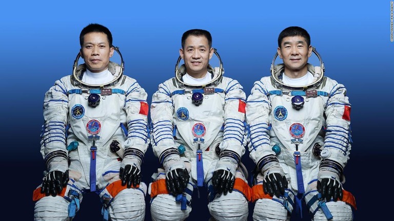 中国が建設中の宇宙ステーションに向けて、飛行士３人の乗る宇宙船を打ち上げる/China Manned Space Agency