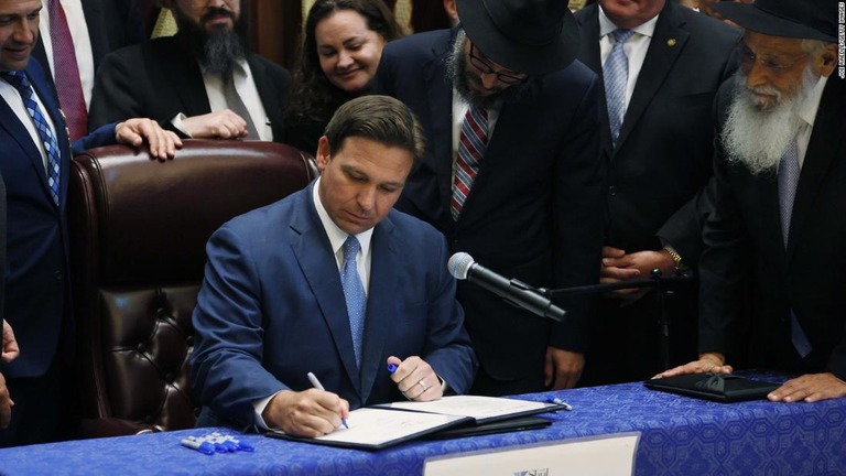 フロリダ州のデサンティス知事が、公立学校へ「黙想」の時間を導入する法案に署名した/Joe Raedle/Getty Images