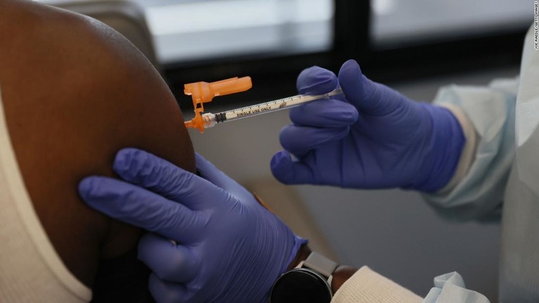 米国立アレルギー感染症研究所のアンソニー・ファウチ所長は国民にワクチン接種を呼びかけている/Joe Raedle/Getty Images