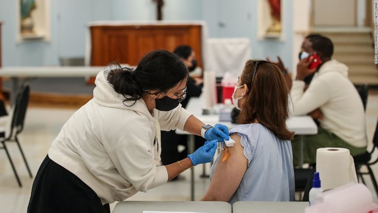 新型コロナワクチンを接種する人＝１３日、米ニューヨーク市のブロンクス地区/Tayfun Coskun/Anadolu Agency/Getty Images