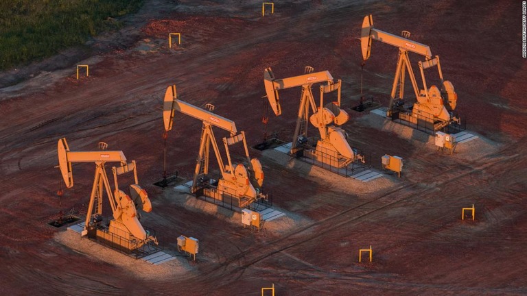 米連邦地裁が石油・ガス開発を規制するバイデン氏の命令を一時差し止める判断を下した/Andrew Burton/Getty Images