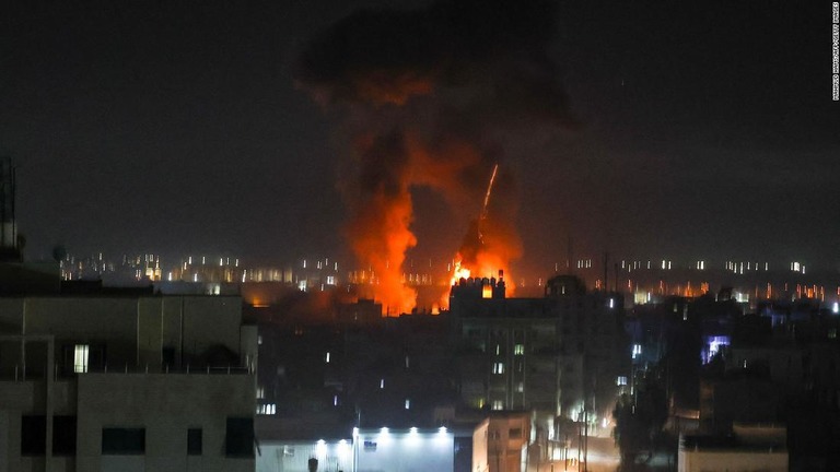 建物の上部に浮かぶ煙と炎＝１６日、パレスチナ自治区ガザ地区/Mahmud Hams/AFP/Getty Images