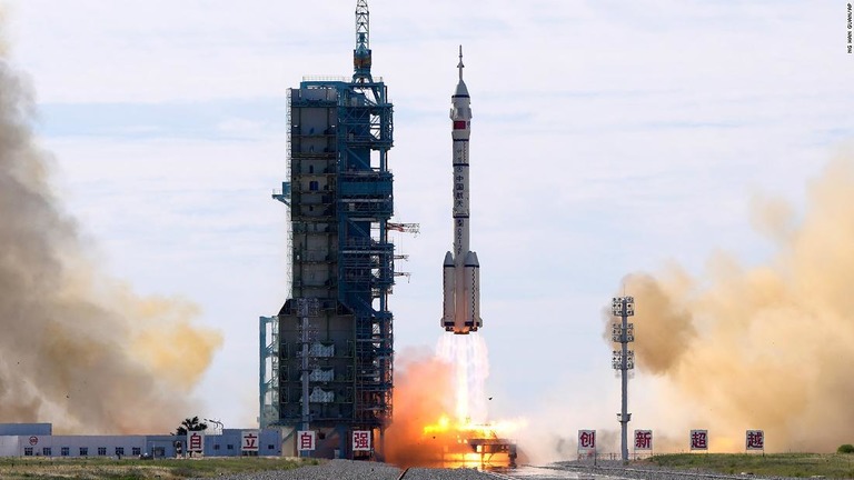 中国がほぼ５年ぶりの有人宇宙船打ち上げに成功/Ng Han Guan/AP