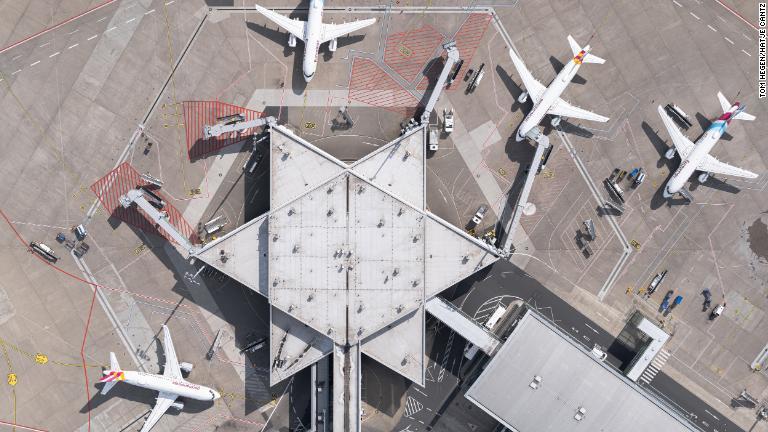 ヘーゲン氏はしばしば空港ターミナルの建物を航空写真の被写体に組み込む/Tom Hegen/Hatje Cantz