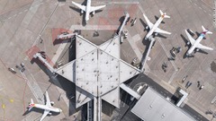 ヘーゲン氏はしばしば空港ターミナルの建物を航空写真の被写体に組み込む