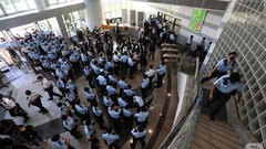 香港警察、「リンゴ日報」のＣＥＯや編集幹部を逮捕　国安法違反容疑