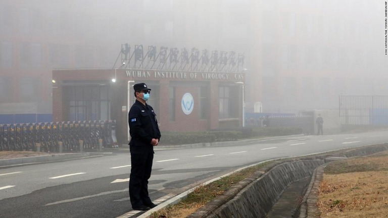 武漢ウイルス学研究所の前に立つ警備員＝２０２１年２月３日、中国湖北省武漢市/Koki Kataoka/The Yomiuri Shimbun/AP