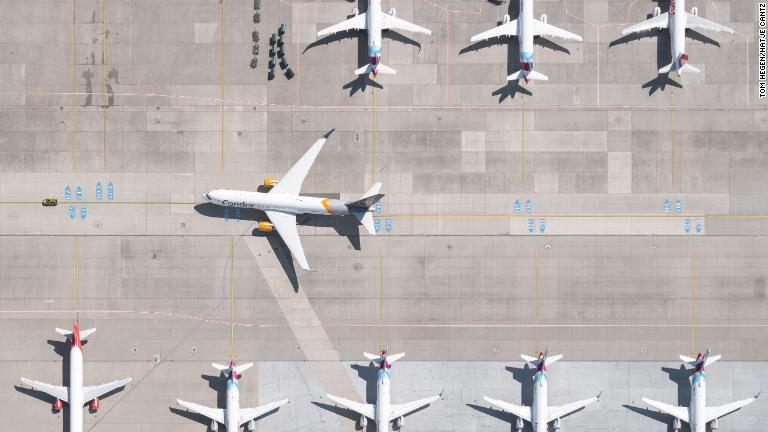 駐機中の飛行機が対称的、幾何学的な配置になる瞬間をとらえた写真には、思いもよらない美しさがある/Tom Hegen/Hatje Cantz