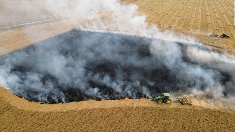 イスラエル南部の畑が風船爆弾で火災に＝５月９日/Jack Guez/AFP/Getty Images