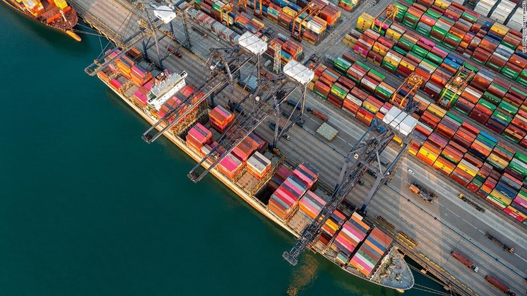 処理待ちの大量のコンテナが積み上がる中国・塩田港の様子/Xie Feng/VCG/Getty Images